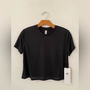 NWT Alo cropped Black Yoga T-Shirt. Perfect condition!